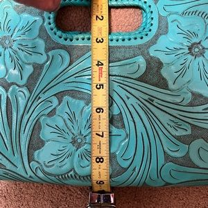 Que chula clutch only carried once like new